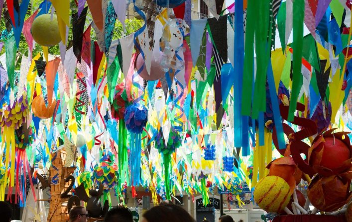 Bunt geschmückte Straßen beim Garcia Festival in Barcelona im Sommer