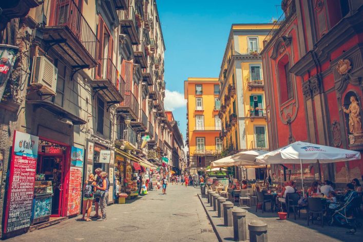 Gassen-von-neapel-in-Italien-EDITORIAL-ONLY-ArtMarie-iStock-508036728