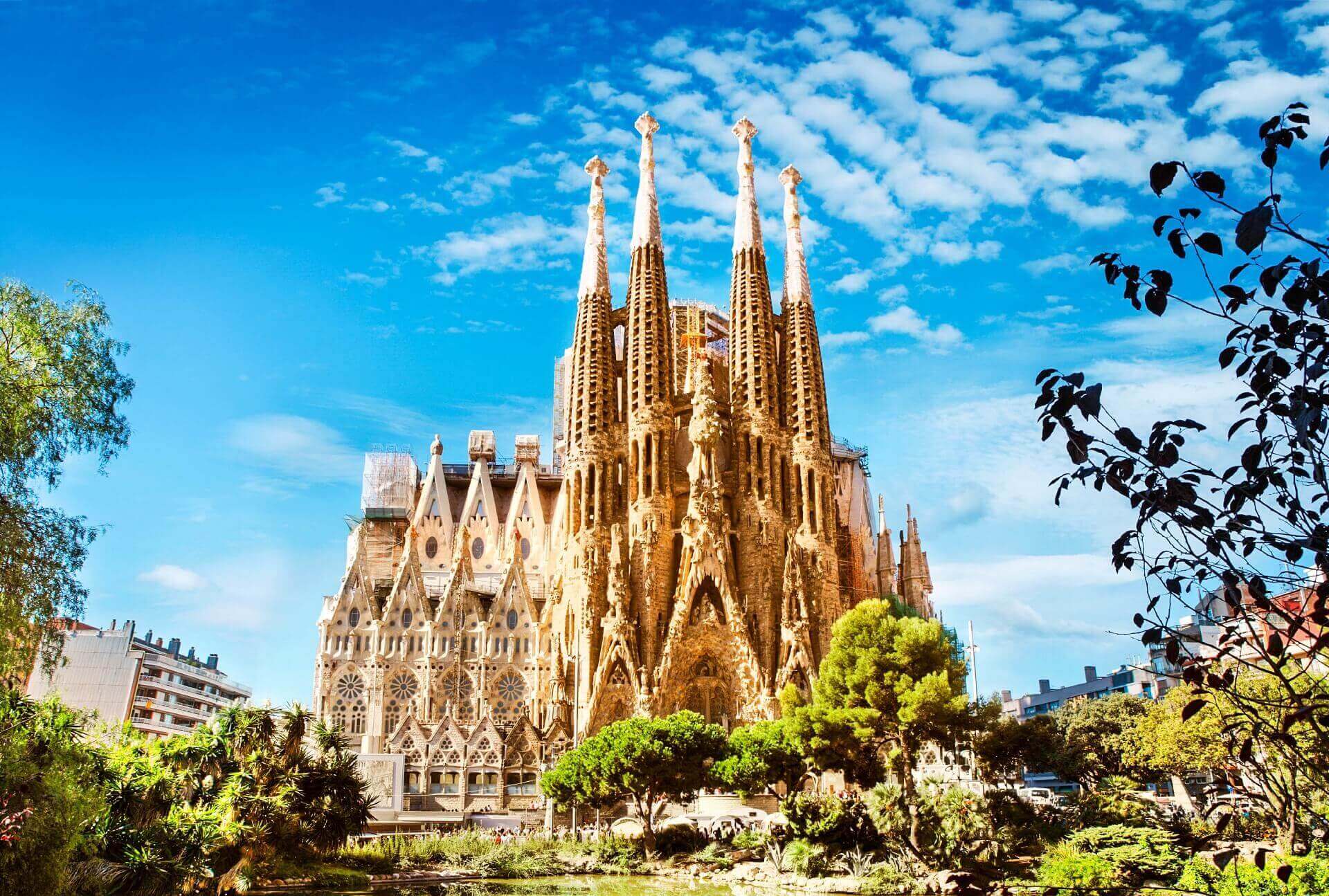 Die Sagrada Familia in Barcelona im Sommer
