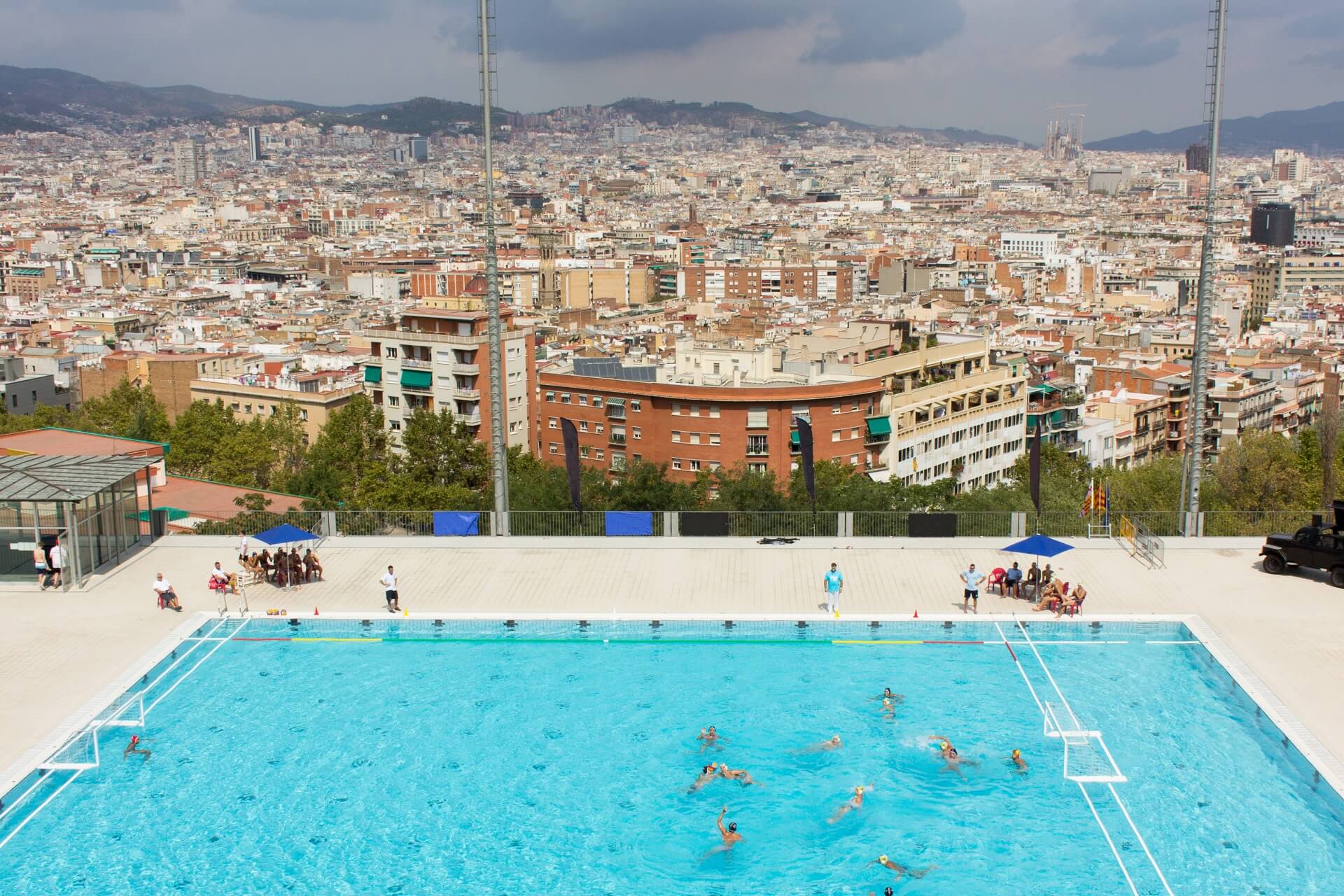Von diesem Schwimmbad in Barcelona hat man eine tolle Aussicht