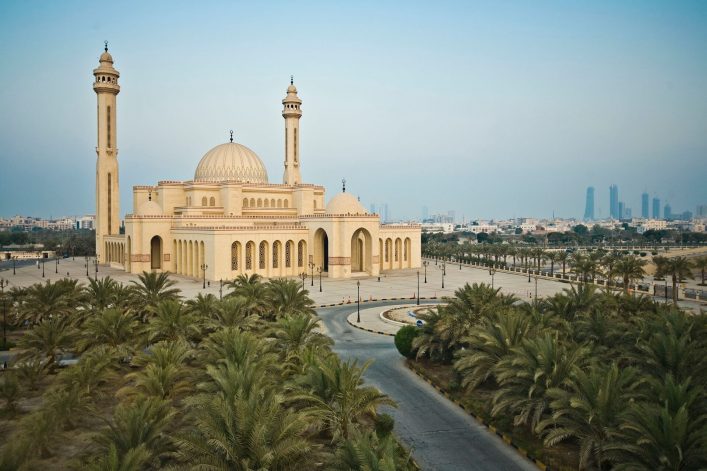Die Al-Faith Mosque in Bahrain, umgeben von Palmen
