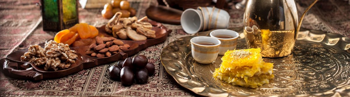 Arabischer-Kaffee-mit-Datteln-Bahrain-iStock-667715476