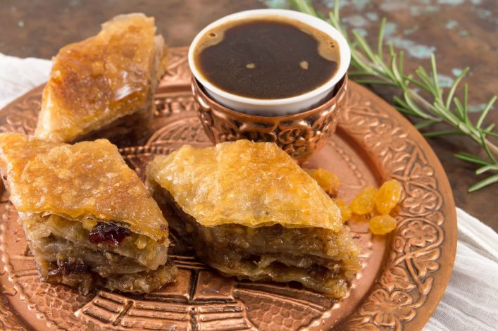 Auch in Bahrain gehört Baklava auf den Tisch - aber nicht ohne Kaffee