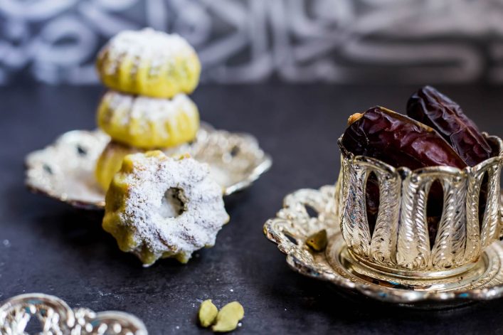 Das Gebäck Ma'amoul wird mit Datteln und Walnüssen gefüllt