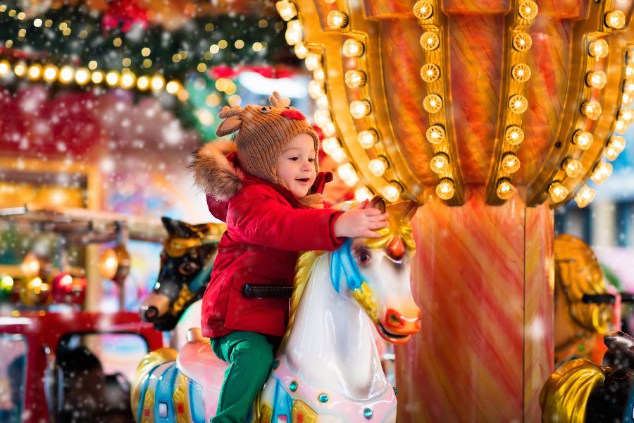 Kind auf einem Karussell auf dem Frankfurter Weihnachtsmarkt