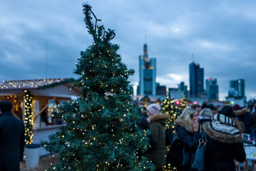 Weihnachtsmarkt über den Dächern von Frankfurt 