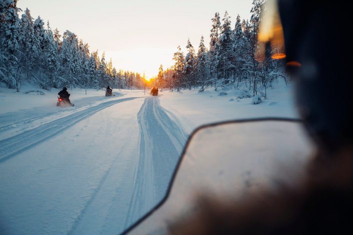 Kakslauttanen-snowmobile-safari.-photographer-Valtteri-Hirvonen.