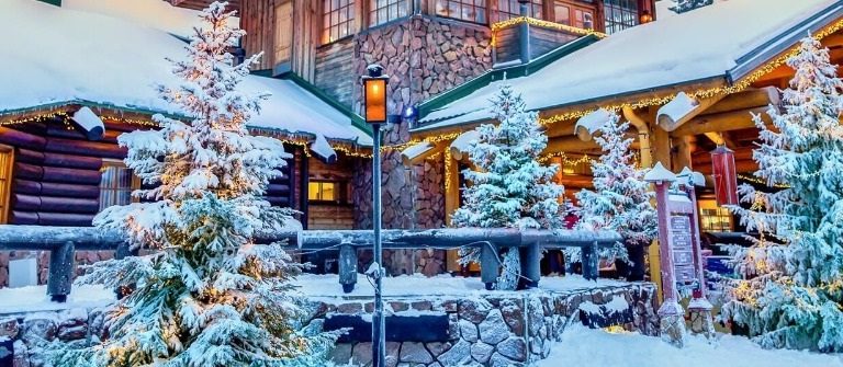 Rovaniemi-Finnland-Santa-Claus-Village-shutterstock_597095666