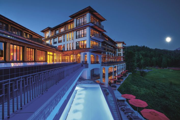 RT_Outside_©SchlossElmau_2015-07-01-FULL-MOON-bright_klein-707×472-Kopie