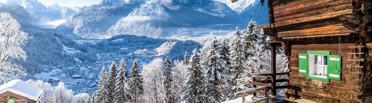 Winter-Wunderland-mit-Berghuetten-in-den-Alpen-iStock-1057573752