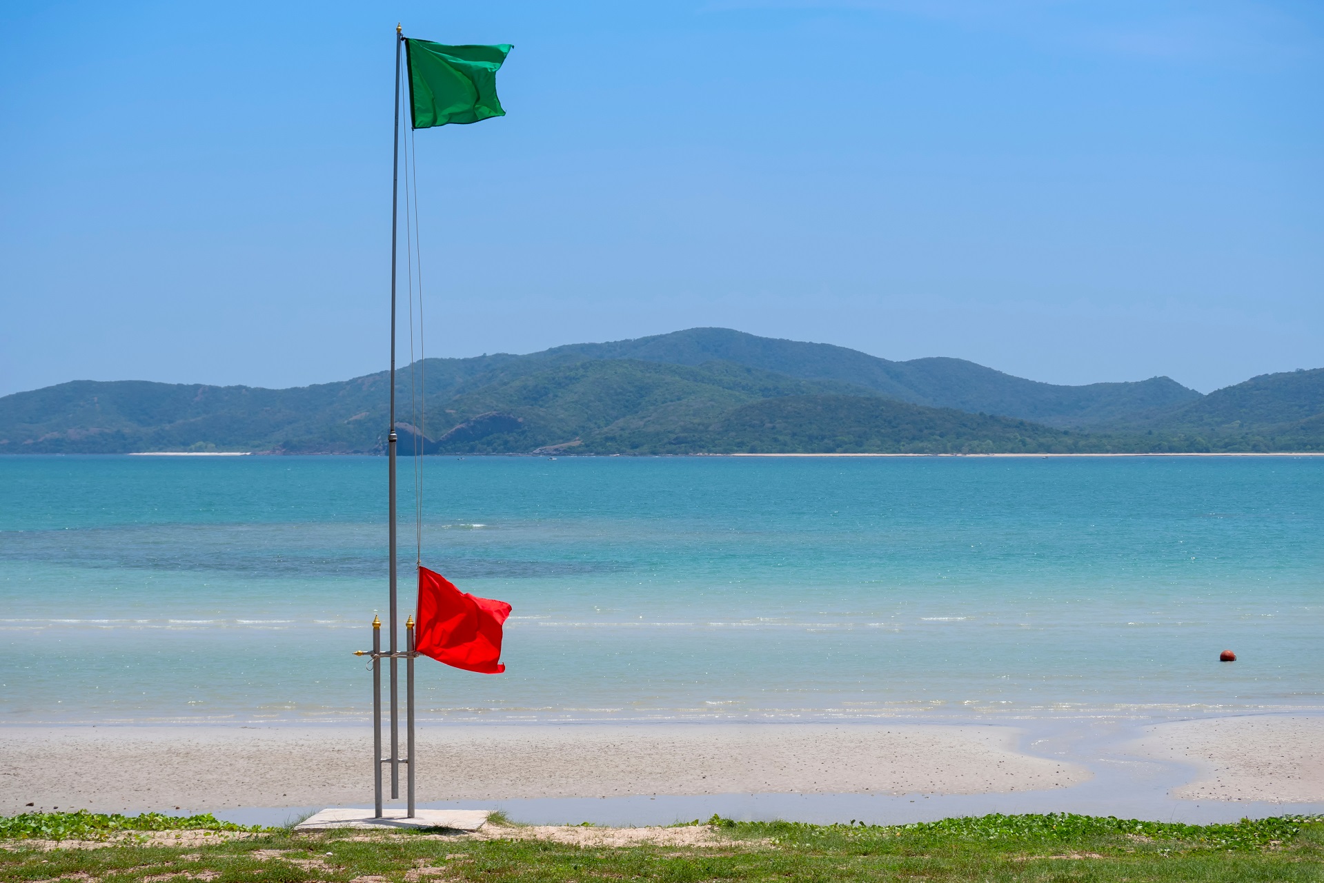Rote Warnflagge Auf Einem Strand Mit Einem Sturmwarnung Flagge
