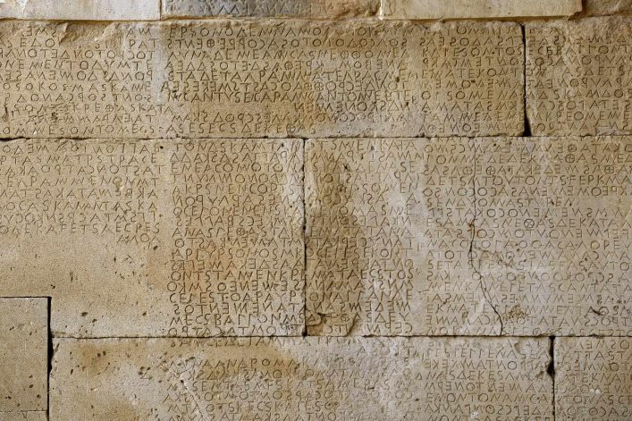 Große Inschrift im Gesetzt buch von Gortyn. Es handelt sich um eine archäologische Stätte auf der Mittelmeerinsel Kreta, die auf der vorläufigen Liste der UNESCO steht.