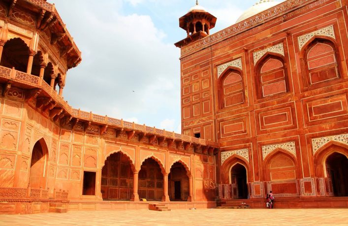 Rotes-Fort-am-Taj-Mahal-EDITORIAL-ONLY-inurbanspace-iStock-487339664