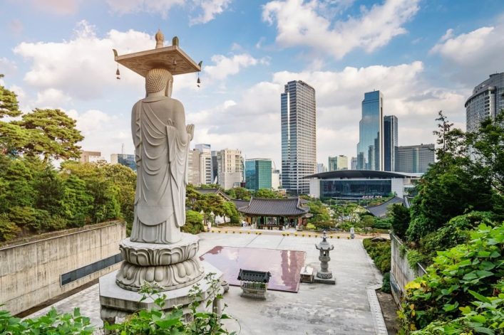 Seoul-Bongeunsa-Temple-iStock_638384590_900x600