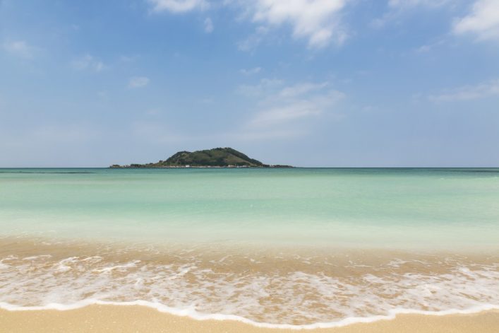 Tuerkisfarbener-Wasserstrand-auf-der-Insel-Jeju_shutterstock_358623833_900x600