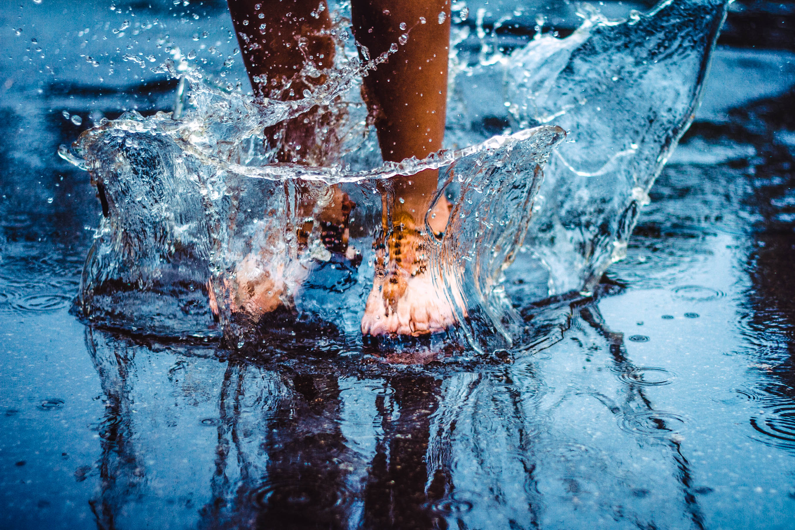Чтоб стекала вода. Брызги воды ногой. Ноги в холодной воде. Лужа брызги воды. Ноги в луже.