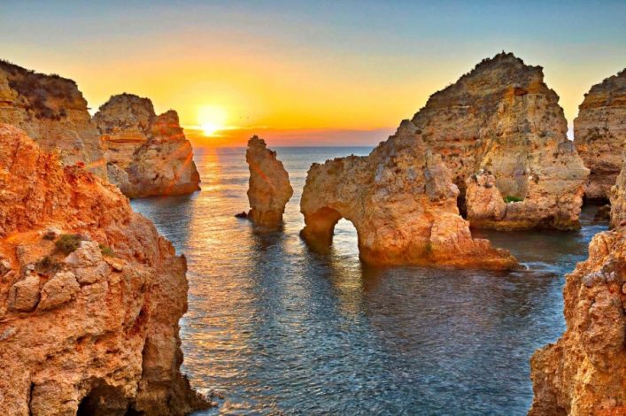 Ponta-da-Piedade-Algarve-iStock-866004914