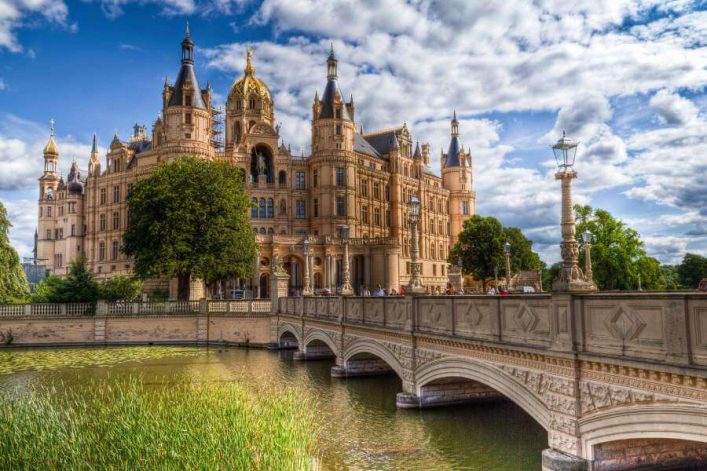 Schloss-von-Schwerin-Castle-in-Schwerin_shutterstock_110710547_900x600