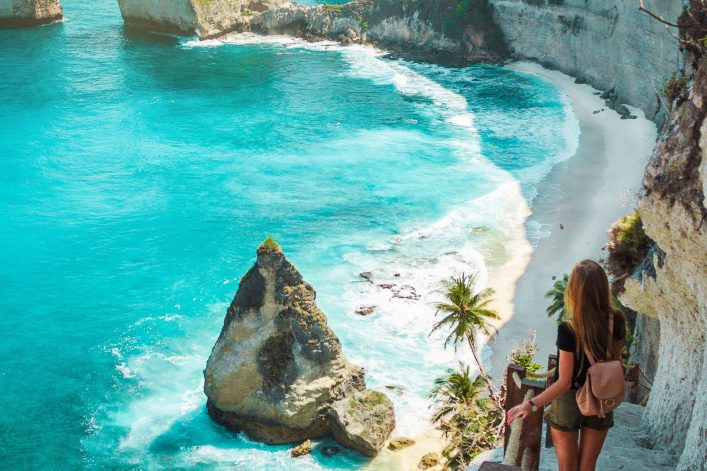 Bali-Frau-allein_shutterstock_1195515691