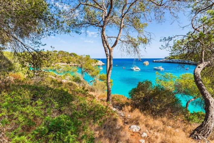 Bucht-mit-Booten-am-Cala-Mondrago-auf-Mallorca-iStock-950835458