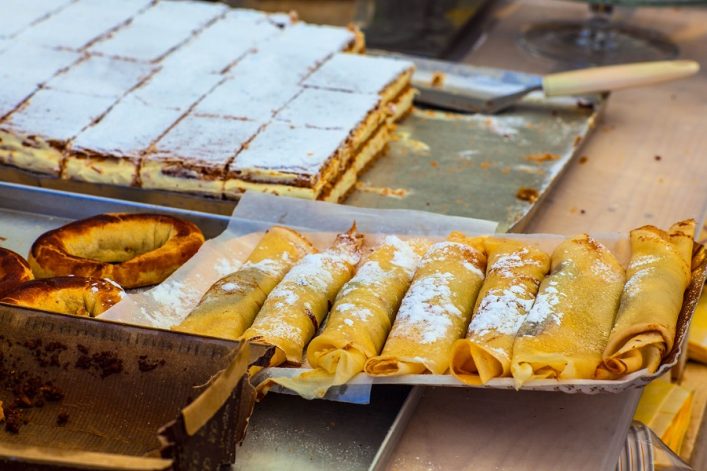 Blick auf Palatschinken mit Schokoladenfüllung und mit Zucker bestreut.