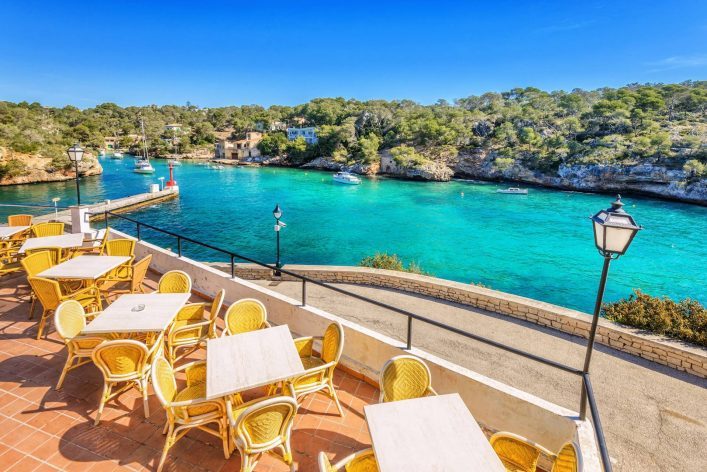 Terrasse-mit-Blick-auf-die-Bucht-von-Cala-Figuera-iStock-452668417