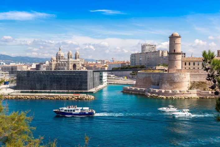 Saint-Jean-Castle-und-Kathedrale-de-la-Major-und-der-Vieux-Hafen-in-Marseille-Frankreich_shutterstock_322604492_900x600