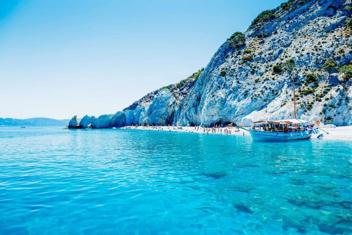 Beruehmter-Rock-am-Lalaria-Strand-Insel-Skiathos-Griechenland-iStock-812570710