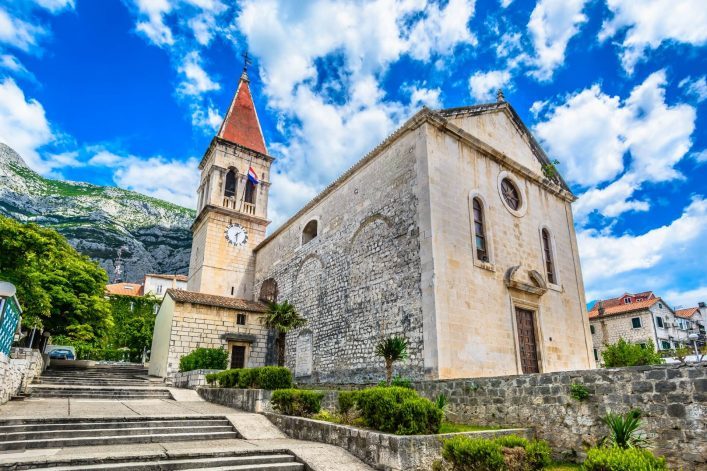 Kirche-in-Makarska-shutterstock_662708251