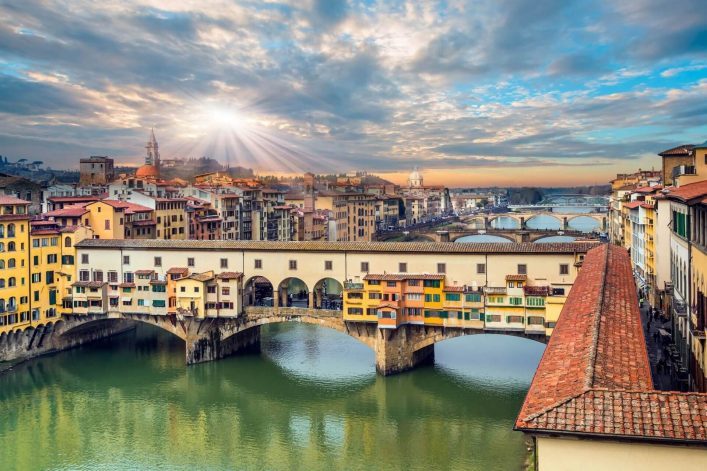 Ponte-Vecchio-in-Florenz-shutterstock_559857091