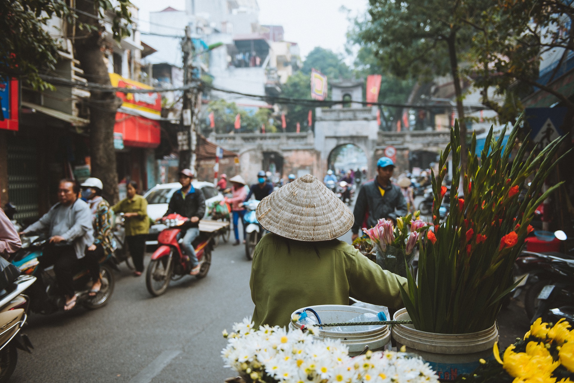 Дни ханоя. Вьетнам Ханой население. Вьетнам люди на улицах. Вьетнам местные жители. Жизнь вьетнамцев.