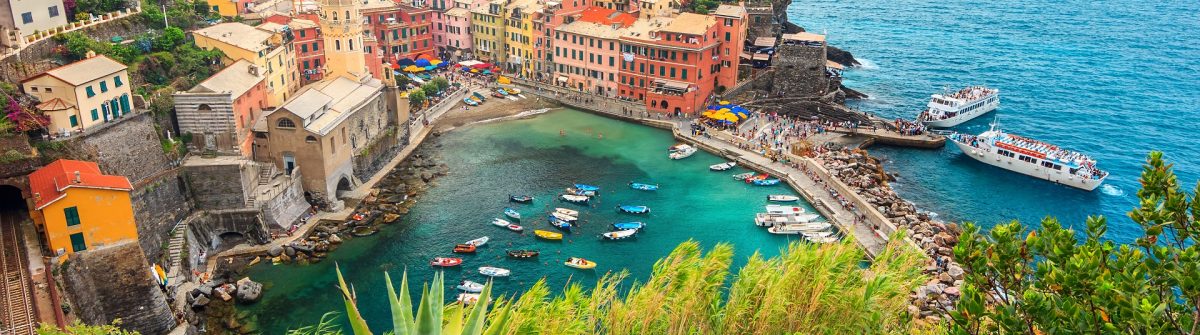 Hafen von Vernazza in Cinque Terre in Italien
