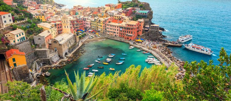 Hafen von Vernazza in Cinque Terre in Italien