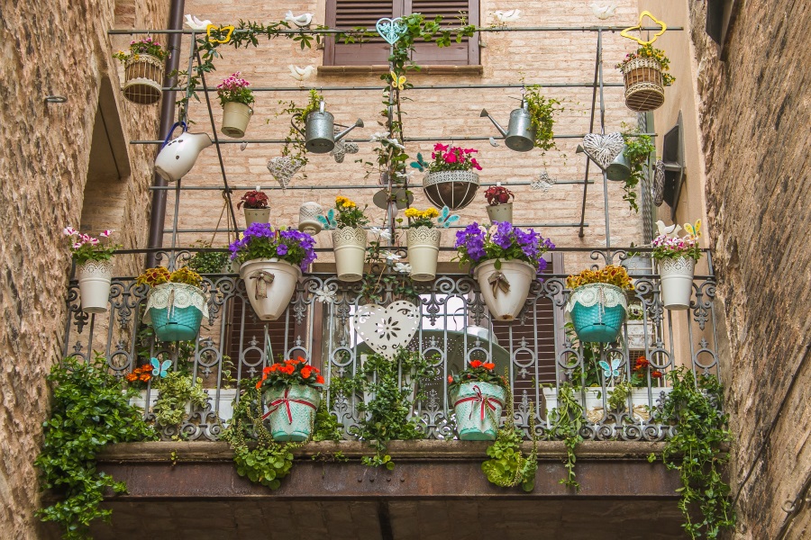 Mit Blumentöpfen dekorierter Balkon im Zentrum Spellos