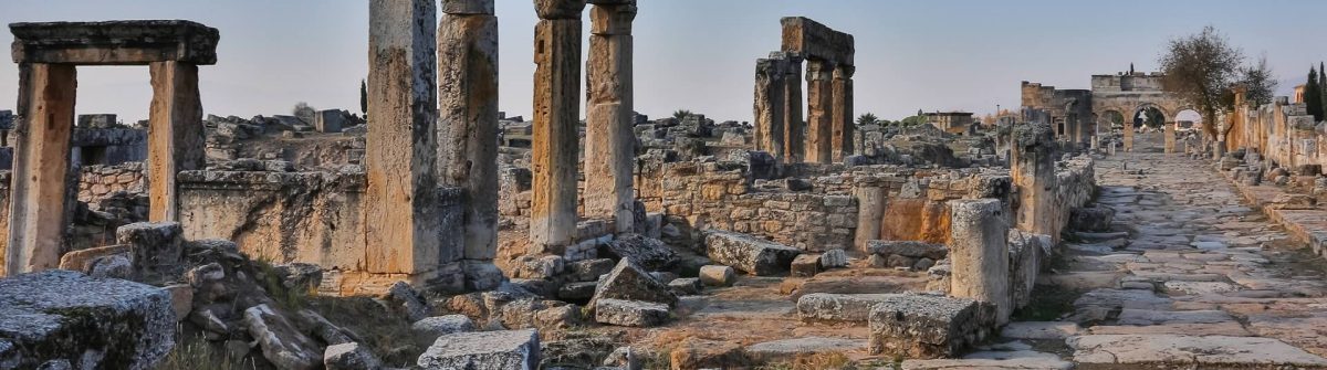 Ruinen-des-Tempels-Appollo-mit-Festung-Peloponnes-iStock-920503632