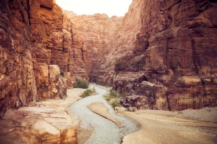 Wadi-Mujib-Jordanien_iStock_174872384_900x600