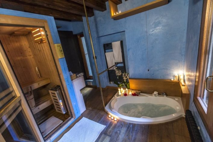 Die Dachterrassenwohnung hat ein Badezimmer mit süßer Badewanne und einer Sauna.