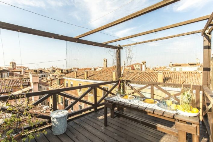 Eine Wohnung in San Polo mit Sauna, Dachterrasse und Rialtobrücke in der Nähe.