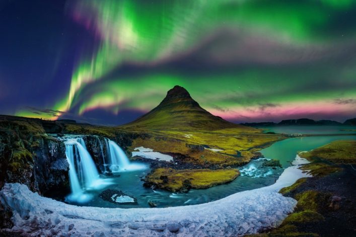 Nordlicht Aurora borealis bei Kirkjufell in Island. Kirkjufell Berge im Winter.