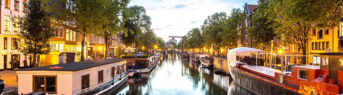 Amsterdam-Kanal-mit-Hausbooten_shutterstock_262760858_1280