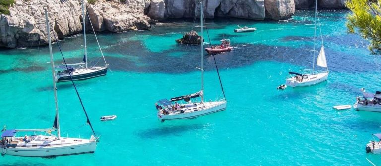 Eine Bucht mit vielen Segelbooten, die auf dem Wasser zu schweben scheinen