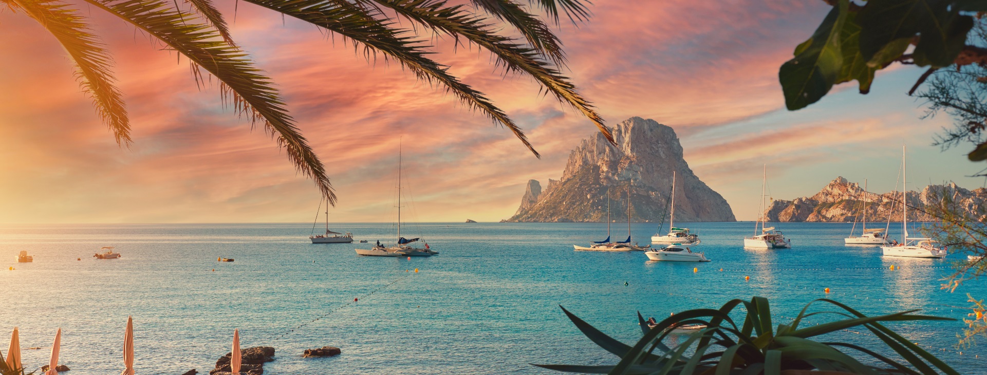 Ibiza Urlaub: Partys, Traumstrände & Hippiemärkte zum Top-Preis
