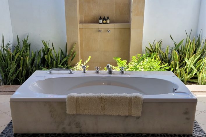 Freistehende Badewanne im Zimmer im Kurumba Maldives