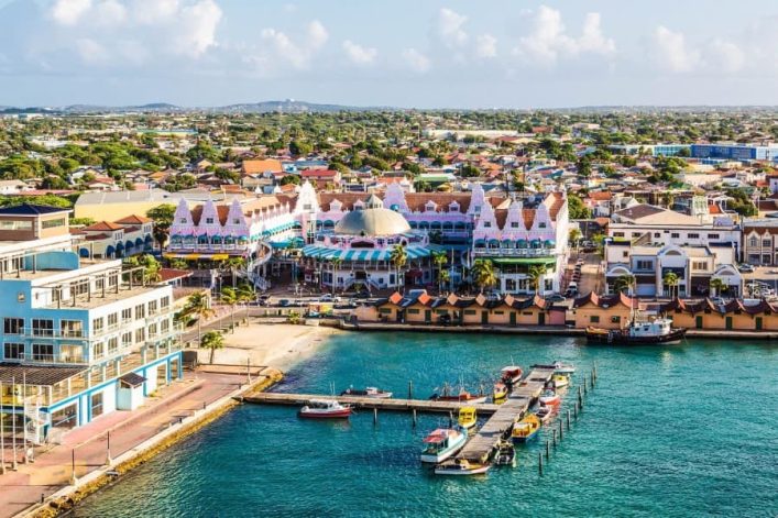 Oranjestad. Die bunte Hauptstadt Arubas aus der Vogelperspektive..