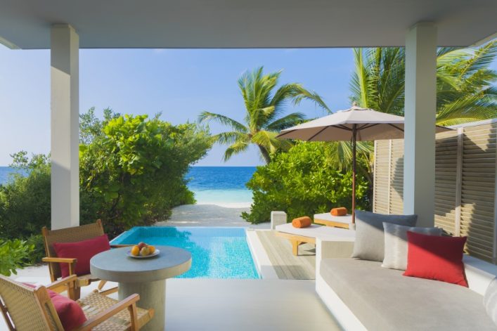Beach Villa mit Pool im Dhigali Maldives Resort.