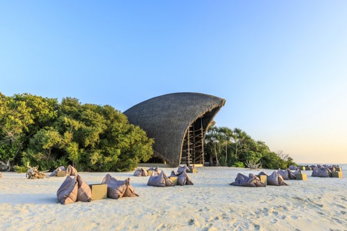 Die Haahli Bar im Dhigali Maldives Resort. Auf den Sitzsäcken am Strand hat man einen traumhaften Ausblick auf die schönsten Sonnenuntergänge.