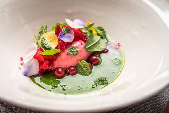 Leckere Nachspeise im Genießerhotel Bergergut. Panna Cotta mit Limette und Ribiseln.