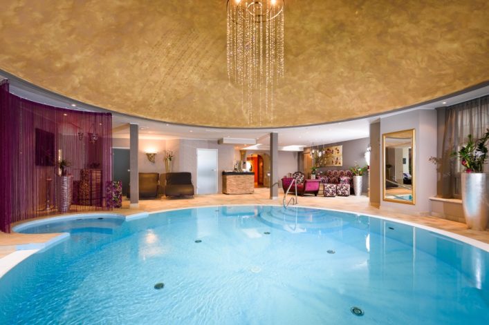 Der Innenpool im Wellnessbereich des Genießerhotels Bergergut