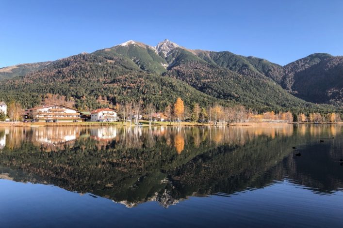 Herbst-am-Wildsee-mir-Reither-Spitze-und-Spiegelung
