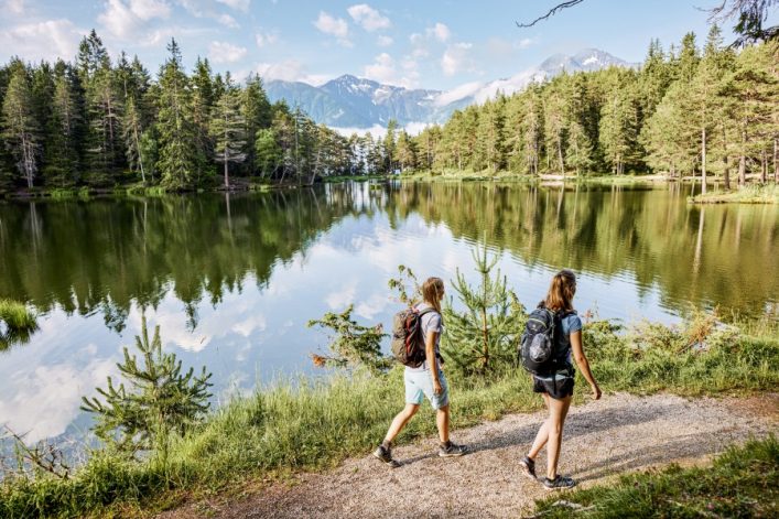 UG-TVB-Seefel_Spaziergang-rund-um-den-Moeserer-See-im-Sommer